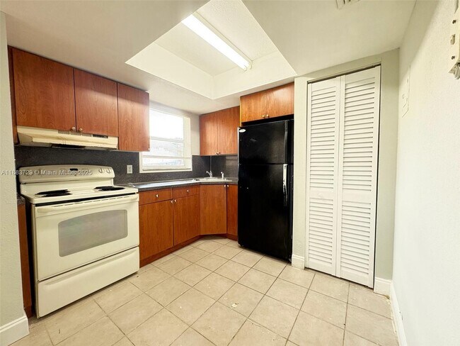Building Photo - 101 NE 41st St Unit E74 Rental