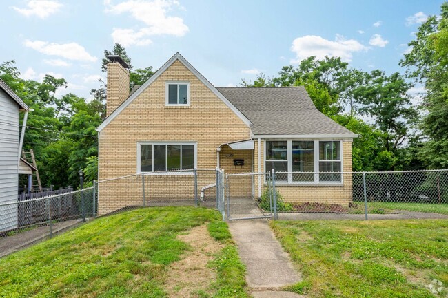 Building Photo - AVAILABLE AUGUST 1ST!! DON'T MISS THIS 3 B... Rental