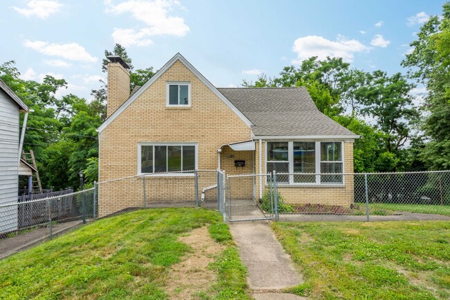 AVAILABLE AUGUST 1ST!! DON'T MISS THIS 3 B... - AVAILABLE AUGUST 1ST!! DON'T MISS THIS 3 B... House