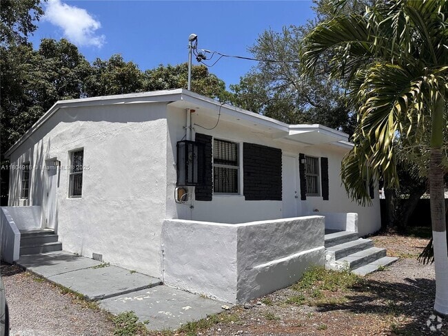 Building Photo - 2335 NW 43rd St Unit A Rental