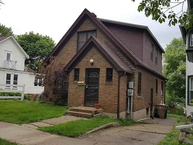 Building Photo - 1018 E Gorham St