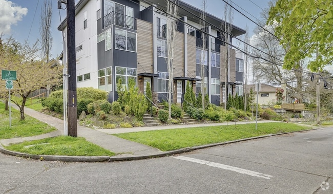 Building Photo - 1155 NE 55th St Rental