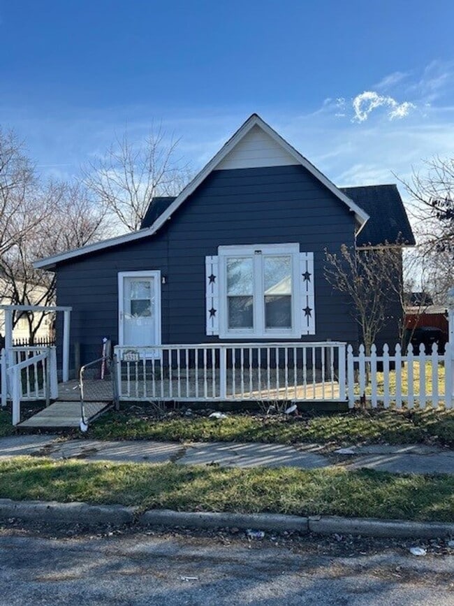 Building Photo - 2 bed 1 bath with garage and fenced in yard Rental