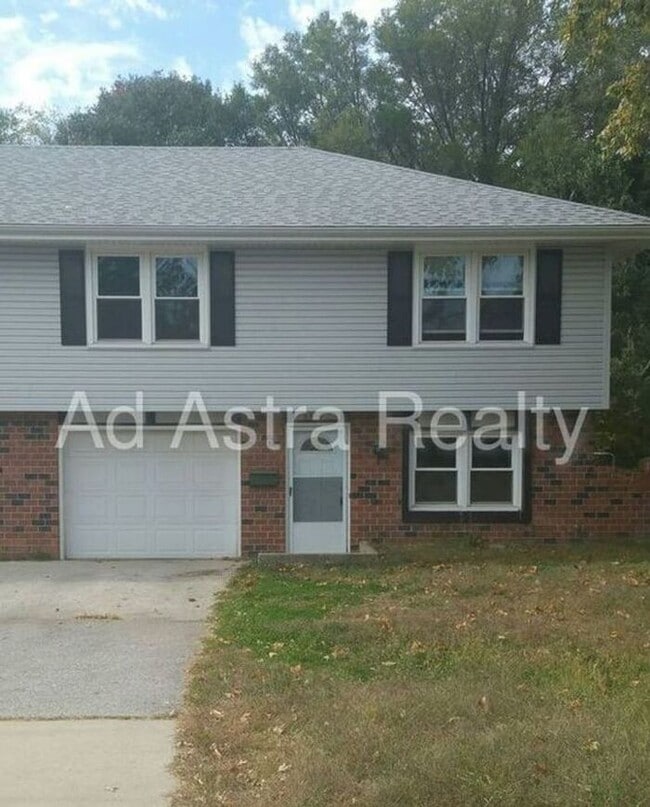 Building Photo - Shawnee Duplex-Available in JULY!!