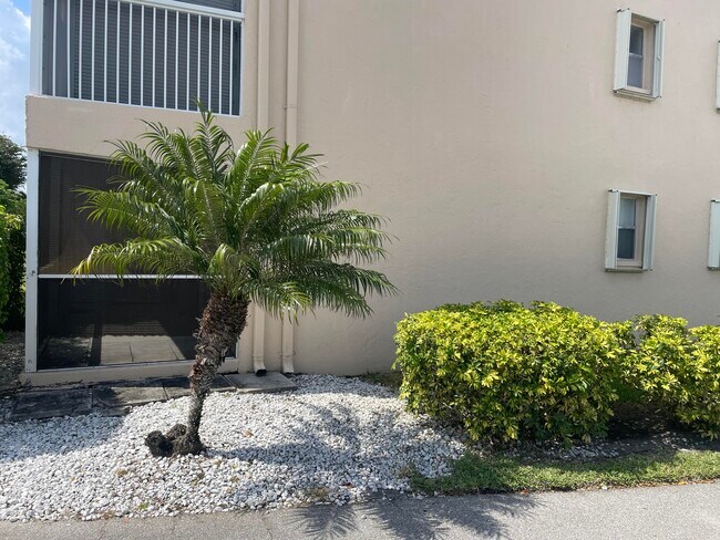 Photo - 700 Village Green Ct Unit 101