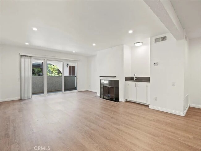 Photo - 5334 Lindley Ave Unidad 325