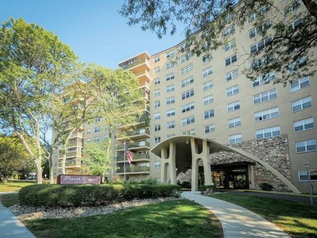 Building Photo - 2 Bedroom Unit