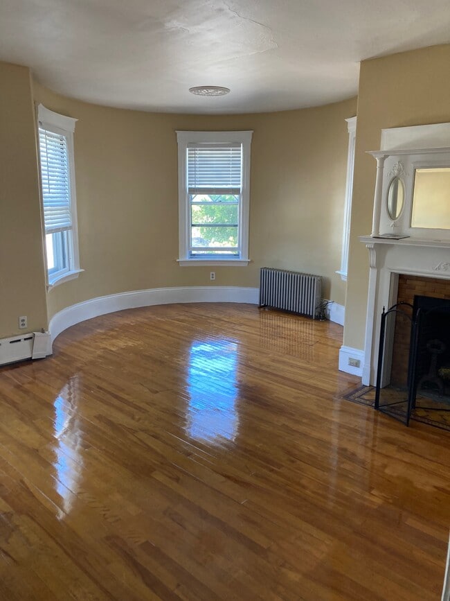 Building Photo - 23 Freeland St Unit 2