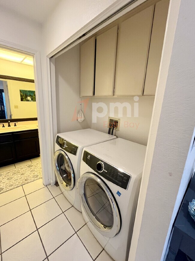 Exquisite 4-Bedroom Solar Home in Prime Location with Community Amenities