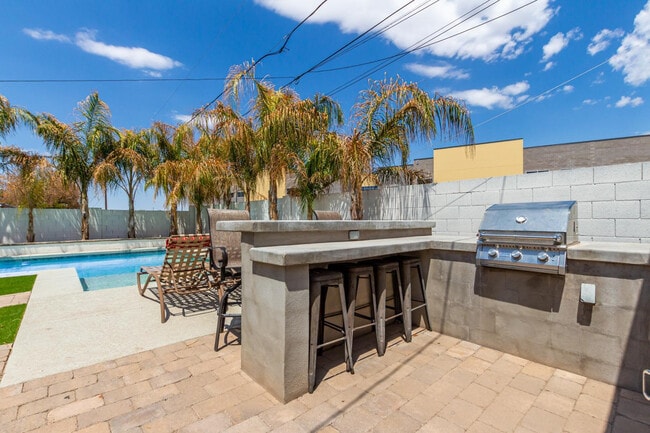 Photo - 1100 W 12th St