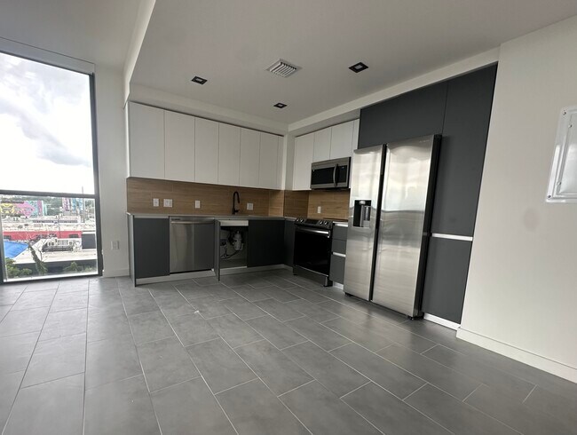 Building Photo - 25 NW 23rd St Unit A1 Rental