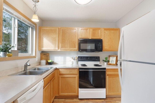 Kitchen - 15577 Flight Way