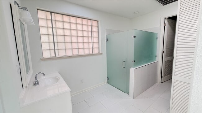 Building Photo - 4601 Country Club View