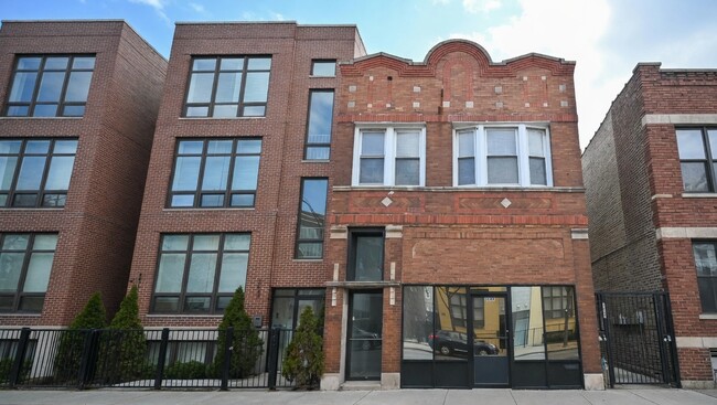 Building Photo - 3649 W Montrose Ave Unit 1M