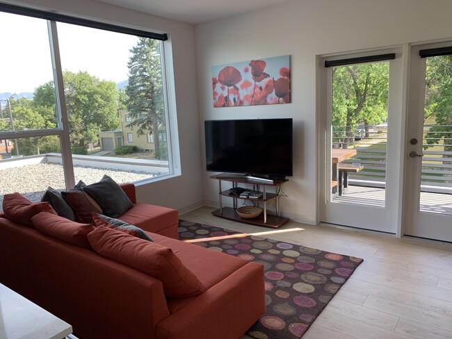 living room - 718 W Babcock St Unit 200