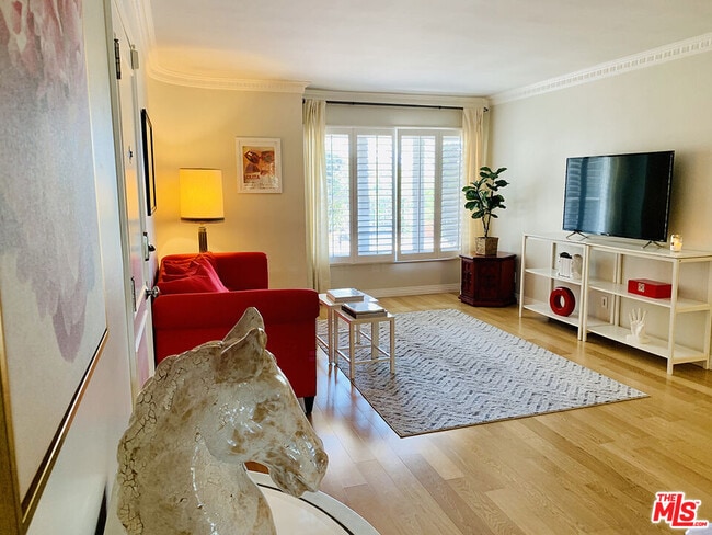 Building Photo - 1219 Sunset Plaza Dr Unit 2 Rental