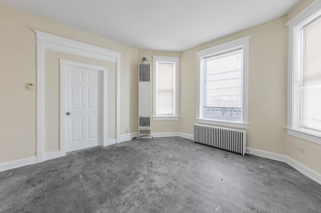 Photo - 758 W 71st St