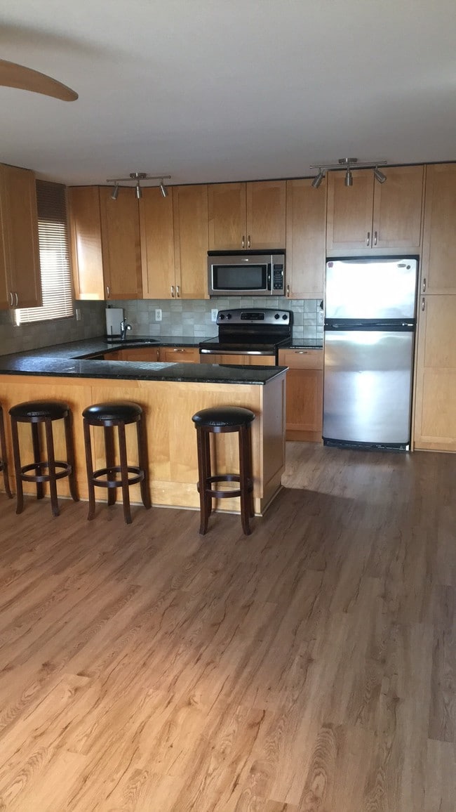 Building Photo - 300 7th Ave Unit 4