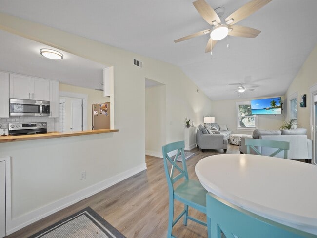 Photo - 208 A St