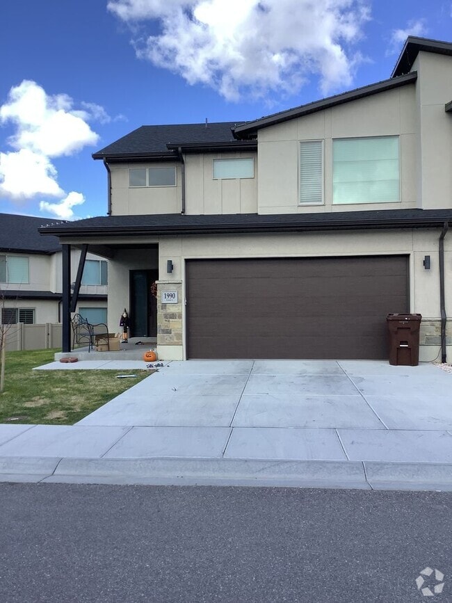 Building Photo - Beautiful Townhome 3bd 2.5 Bath located in...