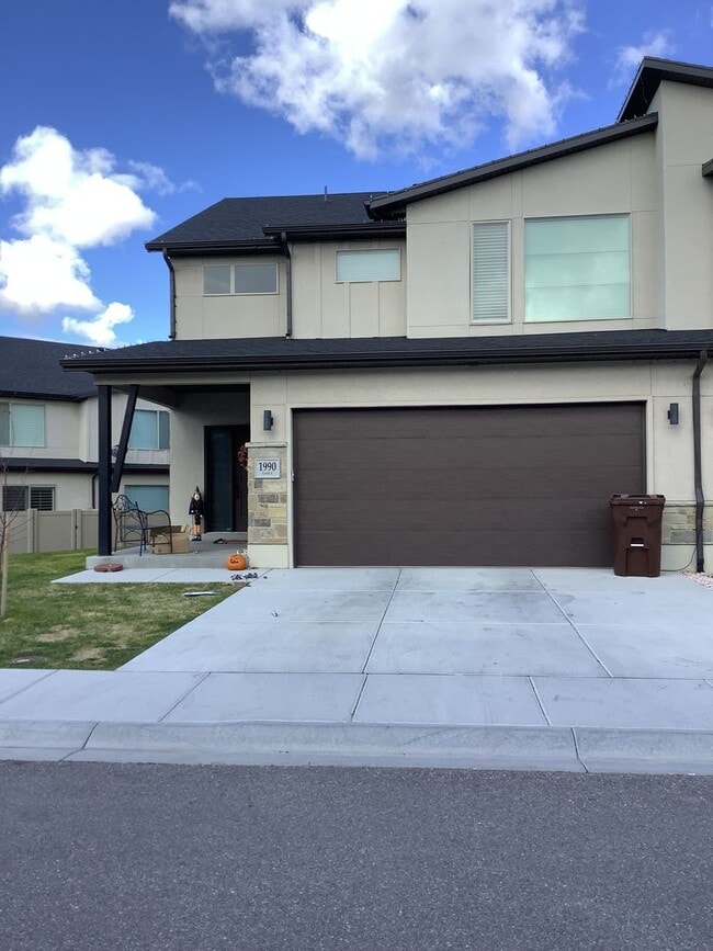 Building Photo - Beautiful Townhome 3bd 2.5 Bath located in...