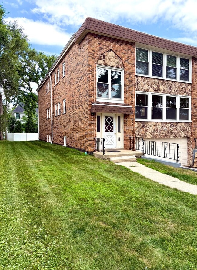 Building Photo - 167 E Van Buren St