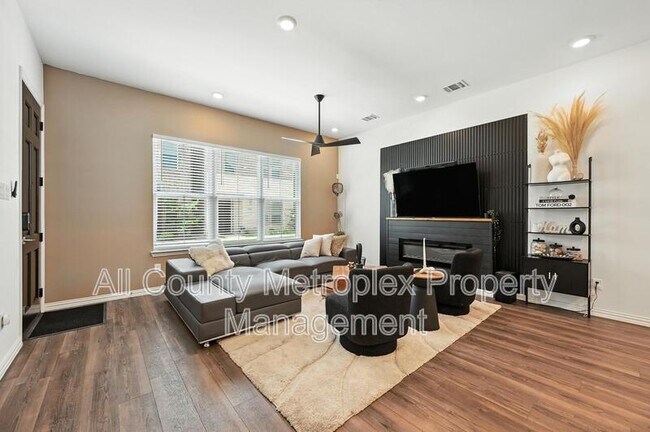 Photo - 7513 Laburnam Rd