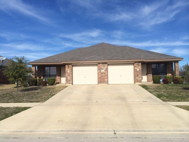 Building Photo - 1107 Cinch Dr Unit 1107 Cinch Dr  A