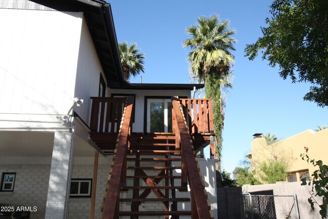 Photo - 1333 E Flower St Unidad REAR