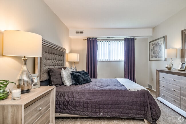 Ranch - 2BD, 1.5BA - 1,050SF - Primary Bedroom