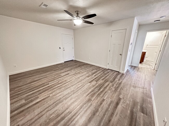 Sala de estar de cedro, renovada - Cedarstone & Oak Leaf