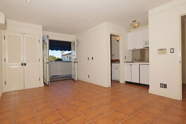 Fotografía del edificio - 344 S La Peer Dr Unidad CUpGH