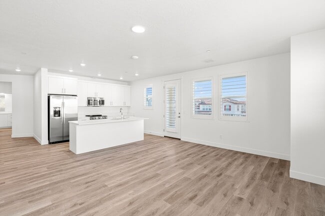 Photo - Desert Color Delight! NO APPLICATION FEE