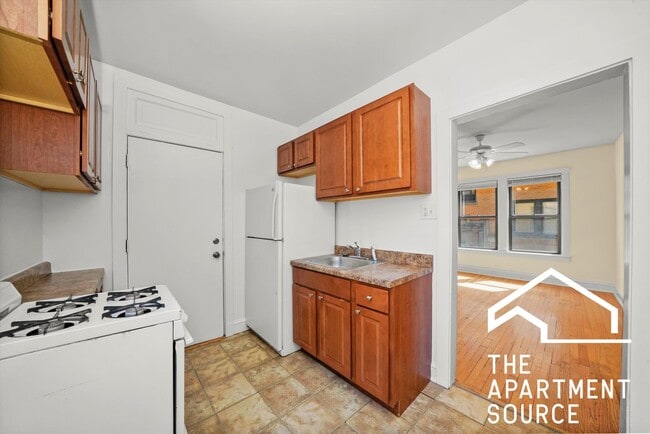 Building Photo - 2651 N Spaulding Ave Unit 2W