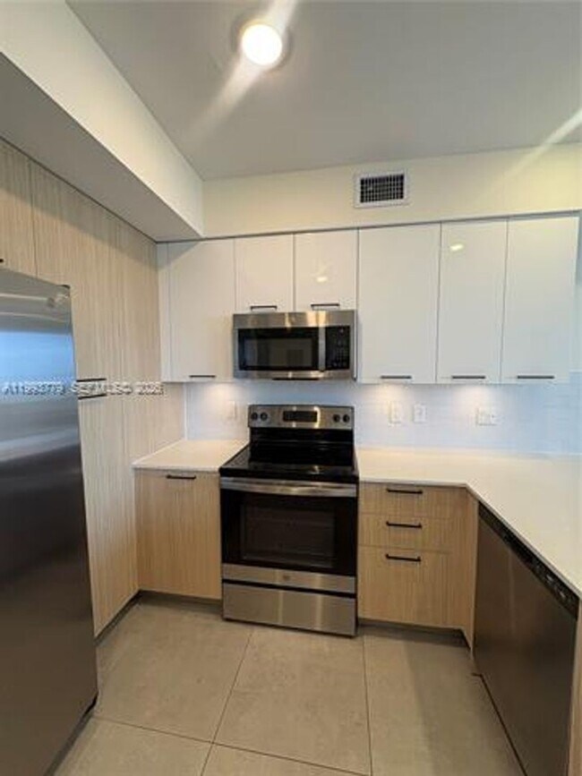 Photo - 16395 Biscayne Blvd Unit 16395 Biscayne Blvd # 2010