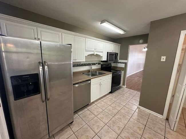 Photo - 2 Bedroom Townhome Conveniently Located in...