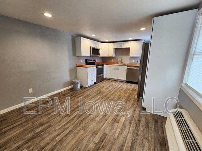 Photo - 609 1st St W