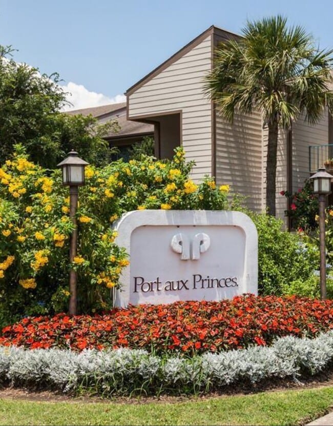 Photo - 7031 N Holiday Dr