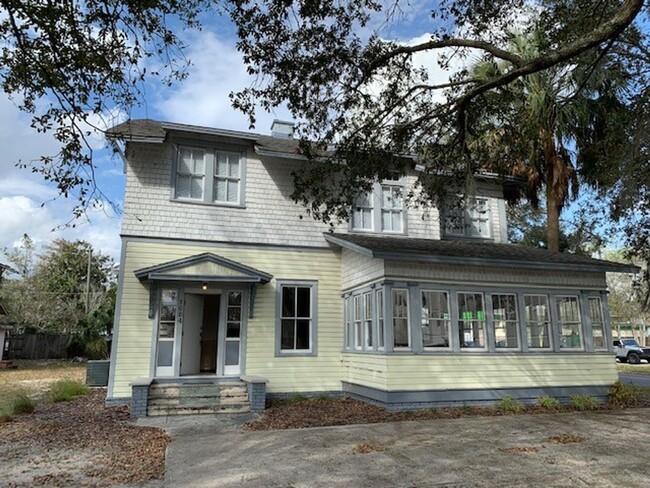 5 Bedroom/5.5 Bath located near UF Campus ... - 5 Bedroom/5.5 Bath located near UF Campus ... House