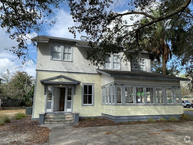 Building Photo - 5 Bedroom/5.5 Bath located near UF Campus ... Rental