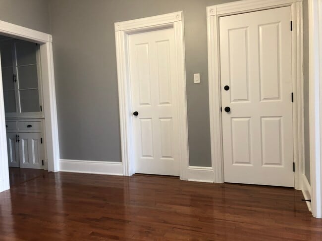 Sala de estar a dormitorio interior y entrada. - 35 Charles St Unidad 2nd Floor