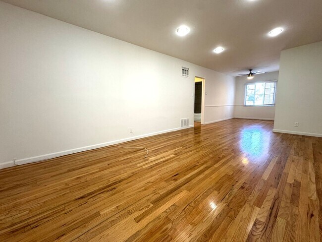 Photo - Top Floor Hollywood 1Bed/1Bath Walking Dis... Unit 1911.25