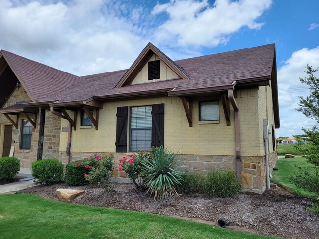 Building Photo - College Station - 3 bedrooms / 3 Baths Townhome in the Barracks!