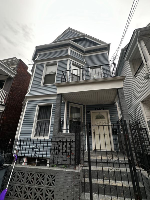 Building Photo - 2673 Bainbridge Ave