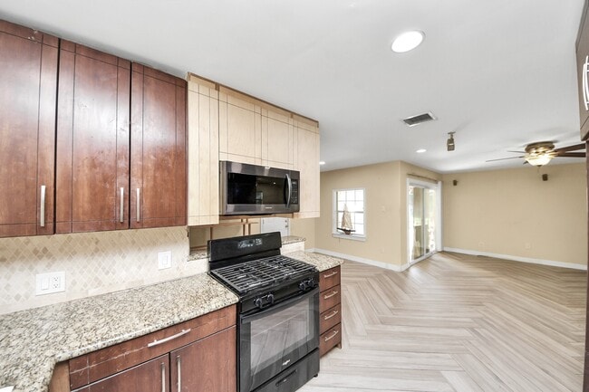 Building Photo - 7623 Barberton Dr Rental