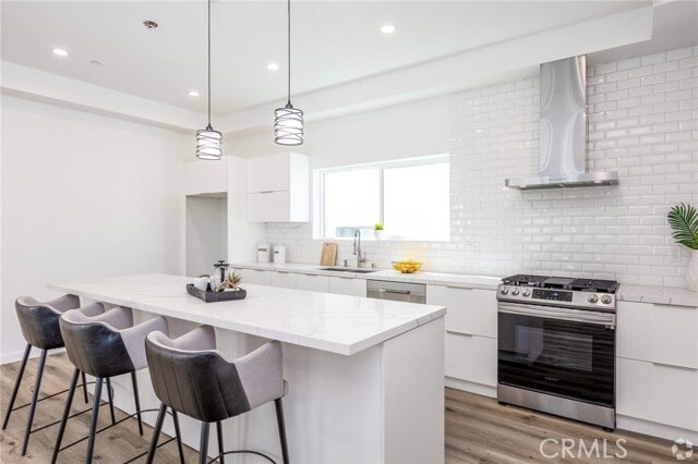 Building Photo - 5655 Hazeltine Ave Unit 1