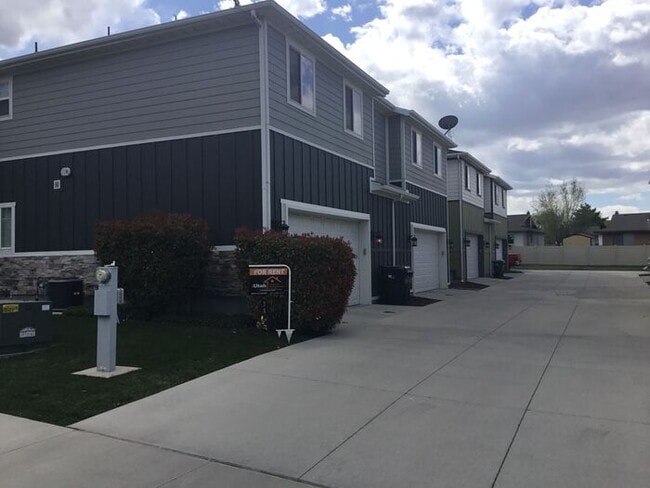 Photo - 3 bdrm 2 1/2 bath Townhouse