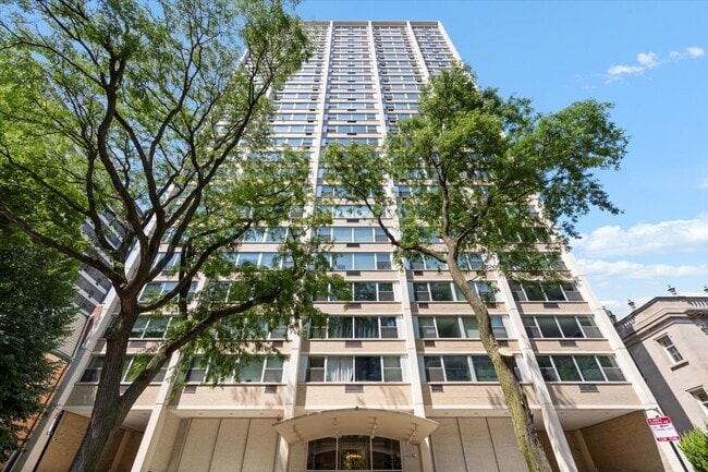 Building Photo - 336 W Wellington Ave Unit 604
