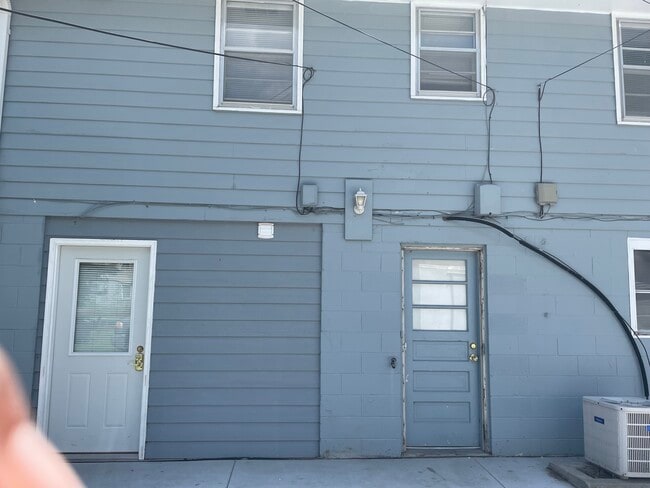 Photo - Blondo Street Unidad 7524