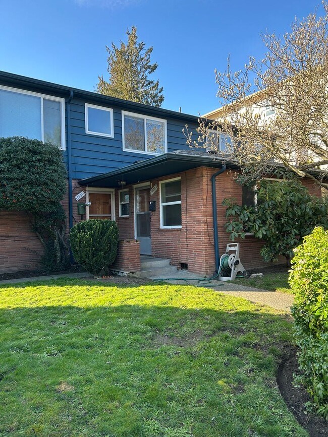 Photo - North Admiral 1BR, Small 4-Unit Building, Top Floor! Unidad 4300 SW Seattle St